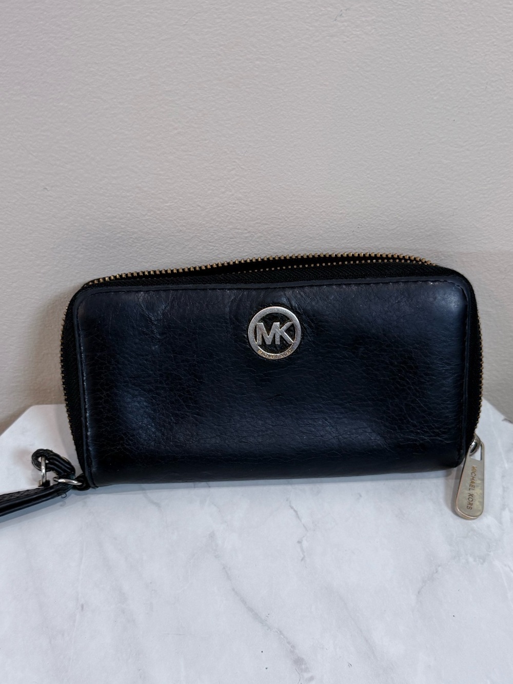 🔥Michael Kors Black Leather Zip Wallet EUC🔥
